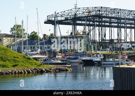 Klaipeda, Lituanie - 11 août 2023 : plusieurs bateaux de différentes tailles flottant dans l'eau calme, sous un ciel dégagé. Banque D'Images