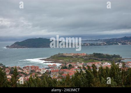 Vue panoramique sur la ville de Baiona avec le Parador à Monte Real, Monte Lourido et Monte Ferro et Playa America Banque D'Images