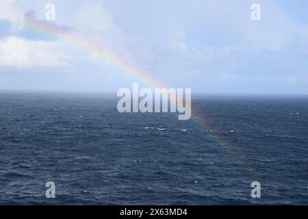 Arc-en-ciel sur l'océan Banque D'Images