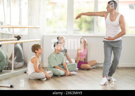 Danseur masculin exécutant la pirouette devant la classe Banque D'Images