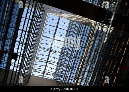 plafond de verre dans un immeuble de bureaux moderne, vue de dessous Banque D'Images