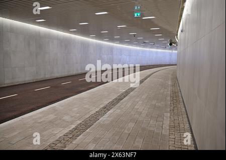 tunnel vide avec pistes cyclables et piétonnes Banque D'Images