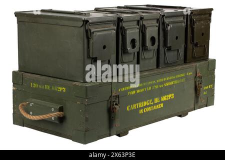 Caisse de munitions de couleur verte pour obus de mortier de 120mm et boîtes de munitions isolées sur fond blanc Banque D'Images