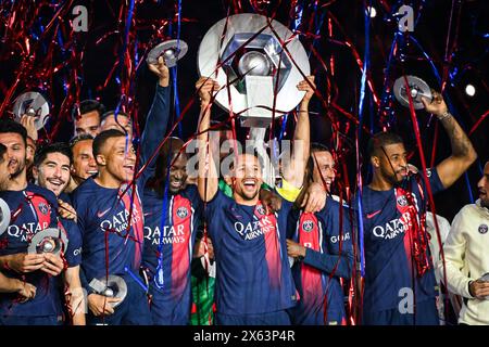 Paris, France, France. 12 mai 2024. Les joueurs du Paris Saint-Germain célèbrent la première place du championnat de France de Ligue 1 2023-24 avec le trophée lors du match de Ligue 1 entre le Paris Saint-Germain (PSG) et le Toulouse FC au stade du Parc des Princes le 12 mai 2024 à Paris. (Crédit image : © Matthieu Mirville/ZUMA Press Wire) USAGE ÉDITORIAL SEULEMENT! Non destiné à UN USAGE commercial ! Crédit : ZUMA Press, Inc/Alamy Live News Banque D'Images