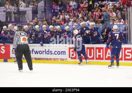 Ostrava, République tchèque. 11 mai 2024. Joueurs des États-Unis vus lors du match du Championnat mondial de hockey sur glace 2024 de l’IIHF entre les États-Unis et l’Allemagne à l’Ostravar Arena. Score final ; USA 6 : 1 Allemagne. (Photo de Grzegorz Wajda/SOPA images/SIPA USA) crédit : SIPA USA/Alamy Live News Banque D'Images