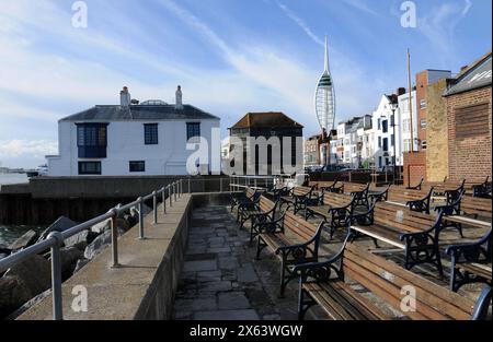 LE SENTIER CÔTIER DE L'ANGLETERRE. MAISON HISTORIQUE DU QUÉBEC, PLACE DE BAIN, TOUR SPINNAKER, VIEUX PORTSMOUTH. 2024 PIC MIKE WALKER 2024 Banque D'Images