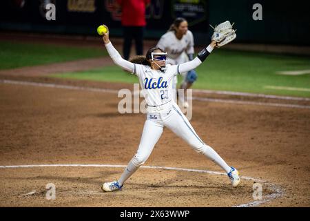 10 mai 2024, Palo Alto, Californie, États-Unis : lanceur de départ/lanceur de secours de l'UCLA Taylor Tinsley (23) livre le ballon lors de la demi-finale G2 du tournoi de softball NCAA PAC 12 entre les Bruins de l'UCLA et les Wildcats de l'Arizona. UCLA a battu Arizona 6-5 au Boyd & Jill Smith Family Stadium. Banque D'Images