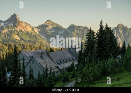 Paradise Inn avec Eagle Peak s'élevant au loin dans le parc national du Mont Rainier Banque D'Images