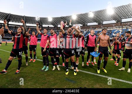 Les joueurs de Bologne célèbrent à la fin du match de football Serie A entre la SSC Napoli et le Bologna FC au stade Diego Armando Maradona à Naples (Italie), le 11 mai 2024. Banque D'Images