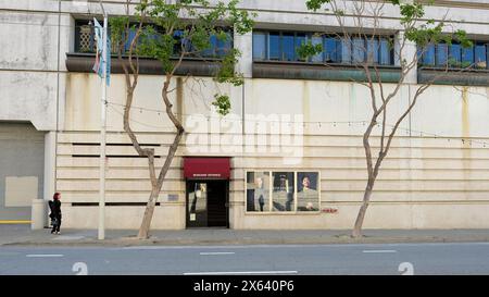 Membre du Symphony marchant jusqu'à l'entrée du musicien du Davies Symphony Hall dans le centre-ville de San Francisco, Californie ; siège du San Francisco Symphony. Banque D'Images