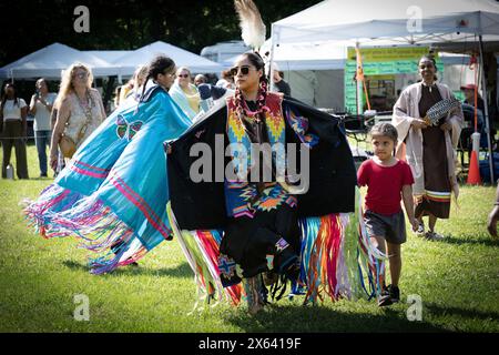 Canton, Géorgie, États-Unis. 11 mai 2024. Une mère et sa fille de Cherokee, en Caroline du Nord dansent lors d'une démonstration à un pow-wow et festival amérindien dans le comté de Cherokee, en Géorgie. Les Cherokees occupaient une patrie commune dans le sud des Appalaches, connue en Géorgie sous le nom de Blue Ridge, comprenant une grande partie du tiers nord du pays qui allait devenir la Géorgie. (Crédit image : © Robin Rayne/ZUMA Press Wire) USAGE ÉDITORIAL SEULEMENT! Non destiné à UN USAGE commercial ! Banque D'Images