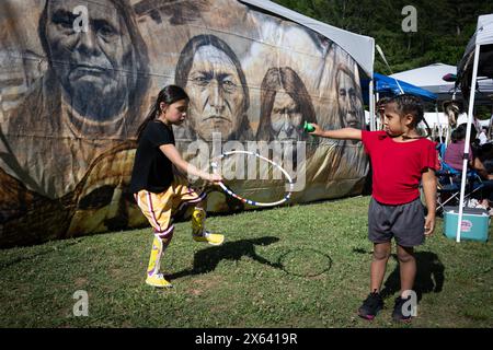 Canton, Géorgie, États-Unis. 11 mai 2024. Winter Wildcatt et Niyah Tisho, de la bande orientale de la tribu Cherokee en Caroline du Nord, se divertissent au pow-wow et festival inter-tribal amérindien dans le comté de Cherokee, en Géorgie. Les Cherokees occupaient une patrie commune dans le sud des Appalaches, connue en Géorgie sous le nom de Blue Ridge, comprenant une grande partie du tiers nord du pays qui allait devenir la Géorgie. (Crédit image : © Robin Rayne/ZUMA Press Wire) USAGE ÉDITORIAL SEULEMENT! Non destiné à UN USAGE commercial ! Banque D'Images