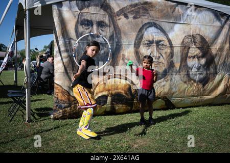 Canton, Géorgie, États-Unis. 11 mai 2024. Winter Wildcatt et Niyah Tisho, de la bande orientale de la tribu Cherokee en Caroline du Nord, se divertissent au pow-wow et festival inter-tribal amérindien dans le comté de Cherokee, en Géorgie. Les Cherokees occupaient une patrie commune dans le sud des Appalaches, connue en Géorgie sous le nom de Blue Ridge, comprenant une grande partie du tiers nord du pays qui allait devenir la Géorgie. (Crédit image : © Robin Rayne/ZUMA Press Wire) USAGE ÉDITORIAL SEULEMENT! Non destiné à UN USAGE commercial ! Banque D'Images