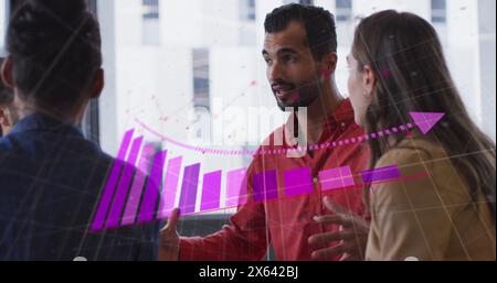 Image d'une flèche sur un graphique à barres tombant sur divers collègues partageant des idées au bureau Banque D'Images