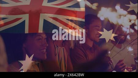 Image composite du drapeau australien au-dessus d'un groupe d'amis divers célébrant avec des étincelles sur la plage Banque D'Images