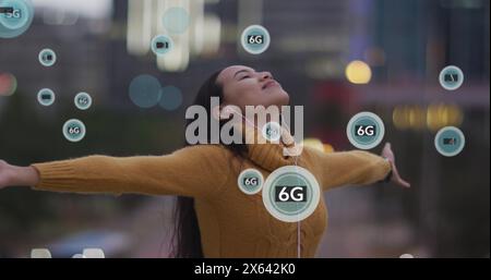 Image de 5g et 6g textes sur une femme biraciale écoutant de la musique tout en profitant de la brise Banque D'Images