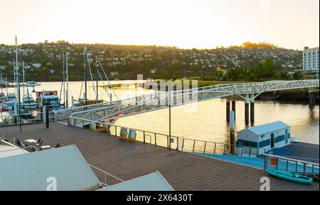 Pont piétonnier North Bank sur la rivière North Esk à Launceston, Tasmanie, Australie, avec la rivière Tamar et la banlieue de Trevallyn en arrière-plan Banque D'Images