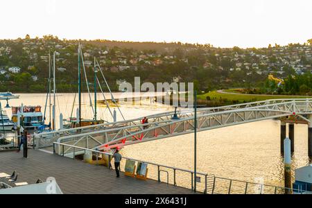 Pont piétonnier North Bank sur la rivière North Esk à Launceston, Tasmanie, Australie, avec la rivière Tamar et la banlieue de Trevallyn en arrière-plan Banque D'Images