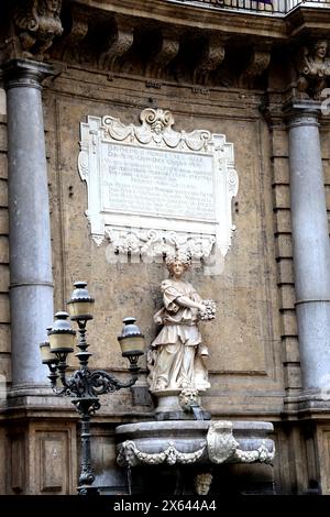 Statue au Quattro Canti à Palerme Sicile Italie Banque D'Images