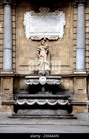 Statue au Quattro Canti à Palerme Sicile Italie Banque D'Images