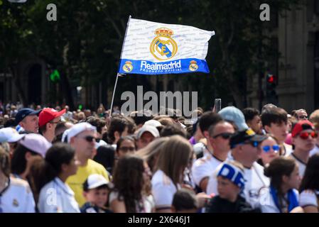 Madrid, Espagne. 12 mai 2024. Les fans célèbrent lors d'une cérémonie de célébration du Real Madrid après avoir remporté le champion de la Liga espagnole 2023-2024 à Madrid, Espagne, le 12 mai 2024. Crédit : Gustavo Valiente/Xinhua/Alamy Live News Banque D'Images