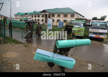 Des équipes de vote pour les élections parlementaires ont été envoyées de Pulwama à leurs bureaux de vote respectifs. Avec tous les arrangements en place, le scrutin pour la 4ème phase des élections en cours à Lok Sabha devrait commencer le 13 mai dans la circonscription parlementaire 2-Srinagar (PC). Au total, 17 47 810 électeurs lakh ont été inscrits à la phase IV, dont 8 75 938 hommes et 8 71 808 femmes, en plus de 64 électeurs du troisième sexe. Il y a environ 11682 personnes handicapées et 705 personnes de plus de 100 ans qui exerceront également leur franchise », peut-on lire dans un communiqué reçu Banque D'Images