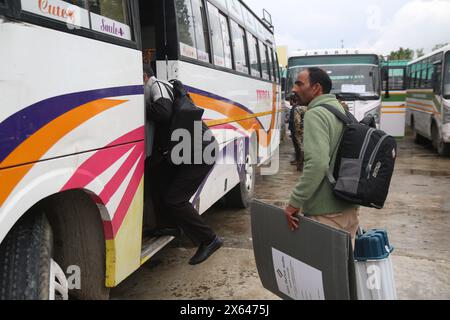 Des équipes de vote pour les élections parlementaires ont été envoyées de Pulwama à leurs bureaux de vote respectifs. Avec tous les arrangements en place, le scrutin pour la 4ème phase des élections en cours à Lok Sabha devrait commencer le 13 mai dans la circonscription parlementaire 2-Srinagar (PC). Au total, 17 47 810 électeurs lakh ont été inscrits à la phase IV, dont 8 75 938 hommes et 8 71 808 femmes, en plus de 64 électeurs du troisième sexe. Il y a environ 11682 personnes handicapées et 705 personnes de plus de 100 ans qui exerceront également leur franchise », peut-on lire dans un communiqué reçu Banque D'Images