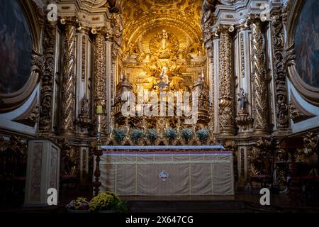 Tiradentes, Minas Gerais, Brésil - 6 mai 2024 : L'autel doré de l'église Matriz à Tiradentes Banque D'Images