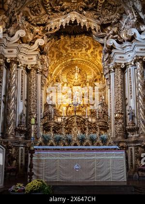 Tiradentes, Minas Gerais, Brésil - 6 mai 2024 : L'autel doré de l'église Matriz à Tiradentes Banque D'Images