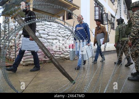 12 mai 2024, Pulwama, Jammu-et-Cachemire, Inde : des équipes de vote pour les élections parlementaires ont été envoyées de Pulwama à leurs bureaux de vote respectifs. Avec tous les arrangements en place, le scrutin pour la 4ème phase des élections en cours à Lok Sabha devrait commencer le 13 mai dans la circonscription parlementaire 2-Srinagar (PC). Au total, 17 47 810 électeurs lakh ont été inscrits à la phase IV, dont 8 75 938 hommes et 8 71 808 femmes, en plus de 64 électeurs du troisième sexe. Il y a environ 11682 personnes handicapées et 705 personnes de plus de 100 ans qui seront également exercées Banque D'Images