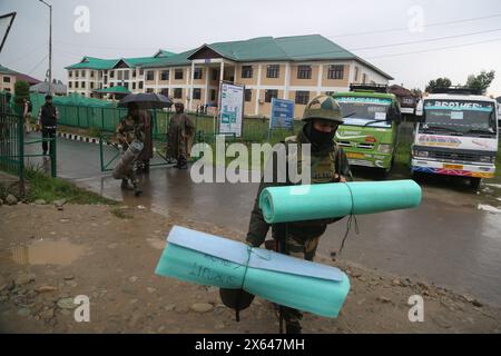 12 mai 2024, Pulwama, Jammu-et-Cachemire, Inde : des équipes de vote pour les élections parlementaires ont été envoyées de Pulwama à leurs bureaux de vote respectifs. Avec tous les arrangements en place, le scrutin pour la 4ème phase des élections en cours à Lok Sabha devrait commencer le 13 mai dans la circonscription parlementaire 2-Srinagar (PC). Au total, 17 47 810 électeurs lakh ont été inscrits à la phase IV, dont 8 75 938 hommes et 8 71 808 femmes, en plus de 64 électeurs du troisième sexe. Il y a environ 11682 personnes handicapées et 705 personnes de plus de 100 ans qui seront également exercées Banque D'Images