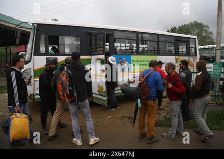 12 mai 2024, Pulwama, Jammu-et-Cachemire, Inde : des équipes de vote pour les élections parlementaires ont été envoyées de Pulwama à leurs bureaux de vote respectifs. Avec tous les arrangements en place, le scrutin pour la 4ème phase des élections en cours à Lok Sabha devrait commencer le 13 mai dans la circonscription parlementaire 2-Srinagar (PC). Au total, 17 47 810 électeurs lakh ont été inscrits à la phase IV, dont 8 75 938 hommes et 8 71 808 femmes, en plus de 64 électeurs du troisième sexe. Il y a environ 11682 personnes handicapées et 705 personnes de plus de 100 ans qui seront également exercées Banque D'Images