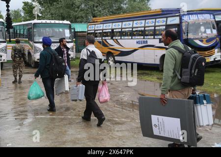 12 mai 2024, Pulwama, Jammu-et-Cachemire, Inde : des équipes de vote pour les élections parlementaires ont été envoyées de Pulwama à leurs bureaux de vote respectifs. Avec tous les arrangements en place, le scrutin pour la 4ème phase des élections en cours à Lok Sabha devrait commencer le 13 mai dans la circonscription parlementaire 2-Srinagar (PC). Au total, 17 47 810 électeurs lakh ont été inscrits à la phase IV, dont 8 75 938 hommes et 8 71 808 femmes, en plus de 64 électeurs du troisième sexe. Il y a environ 11682 personnes handicapées et 705 personnes de plus de 100 ans qui seront également exercées Banque D'Images