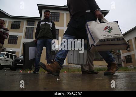 12 mai 2024, Pulwama, Jammu-et-Cachemire, Inde : des équipes de vote pour les élections parlementaires ont été envoyées de Pulwama à leurs bureaux de vote respectifs. Avec tous les arrangements en place, le scrutin pour la 4ème phase des élections en cours à Lok Sabha devrait commencer le 13 mai dans la circonscription parlementaire 2-Srinagar (PC). Au total, 17 47 810 électeurs lakh ont été inscrits à la phase IV, dont 8 75 938 hommes et 8 71 808 femmes, en plus de 64 électeurs du troisième sexe. Il y a environ 11682 personnes handicapées et 705 personnes de plus de 100 ans qui seront également exercées Banque D'Images