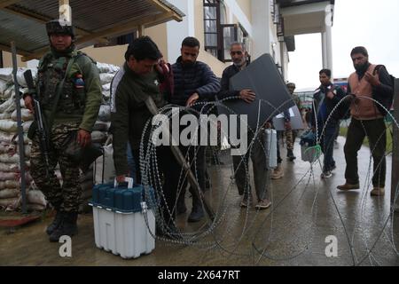 12 mai 2024, Pulwama, Jammu-et-Cachemire, Inde : des équipes de vote pour les élections parlementaires ont été envoyées de Pulwama à leurs bureaux de vote respectifs. Avec tous les arrangements en place, le scrutin pour la 4ème phase des élections en cours à Lok Sabha devrait commencer le 13 mai dans la circonscription parlementaire 2-Srinagar (PC). Au total, 17 47 810 électeurs lakh ont été inscrits à la phase IV, dont 8 75 938 hommes et 8 71 808 femmes, en plus de 64 électeurs du troisième sexe. Il y a environ 11682 personnes handicapées et 705 personnes de plus de 100 ans qui seront également exercées Banque D'Images