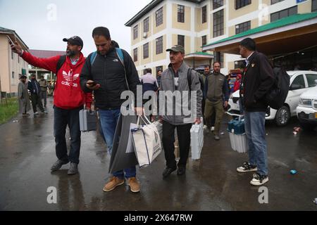 12 mai 2024, Pulwama, Jammu-et-Cachemire, Inde : des équipes de vote pour les élections parlementaires ont été envoyées de Pulwama à leurs bureaux de vote respectifs. Avec tous les arrangements en place, le scrutin pour la 4ème phase des élections en cours à Lok Sabha devrait commencer le 13 mai dans la circonscription parlementaire 2-Srinagar (PC). Au total, 17 47 810 électeurs lakh ont été inscrits à la phase IV, dont 8 75 938 hommes et 8 71 808 femmes, en plus de 64 électeurs du troisième sexe. Il y a environ 11682 personnes handicapées et 705 personnes de plus de 100 ans qui seront également exercées Banque D'Images