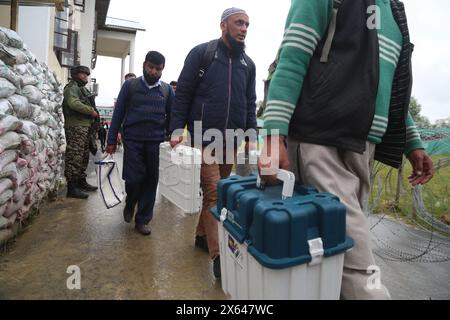 12 mai 2024, Pulwama, Jammu-et-Cachemire, Inde : des équipes de vote pour les élections parlementaires ont été envoyées de Pulwama à leurs bureaux de vote respectifs. Avec tous les arrangements en place, le scrutin pour la 4ème phase des élections en cours à Lok Sabha devrait commencer le 13 mai dans la circonscription parlementaire 2-Srinagar (PC). Au total, 17 47 810 électeurs lakh ont été inscrits à la phase IV, dont 8 75 938 hommes et 8 71 808 femmes, en plus de 64 électeurs du troisième sexe. Il y a environ 11682 personnes handicapées et 705 personnes de plus de 100 ans qui seront également exercées Banque D'Images