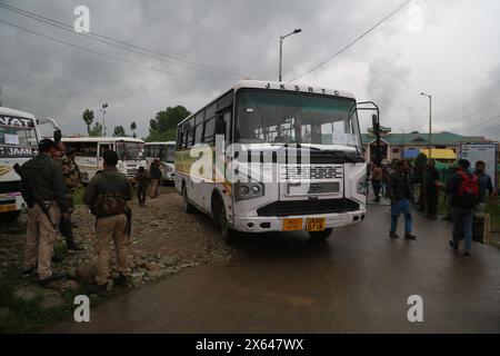 12 mai 2024, Pulwama, Jammu-et-Cachemire, Inde : des équipes de vote pour les élections parlementaires ont été envoyées de Pulwama à leurs bureaux de vote respectifs. Avec tous les arrangements en place, le scrutin pour la 4ème phase des élections en cours à Lok Sabha devrait commencer le 13 mai dans la circonscription parlementaire 2-Srinagar (PC). Au total, 17 47 810 électeurs lakh ont été inscrits à la phase IV, dont 8 75 938 hommes et 8 71 808 femmes, en plus de 64 électeurs du troisième sexe. Il y a environ 11682 personnes handicapées et 705 personnes de plus de 100 ans qui seront également exercées Banque D'Images