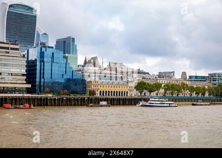 Ville de Londres paysage urbain, Old Billingsgate marché aux poissons à côté du bâtiment bleu et Custom House avec bâtiment talkie walkie derrière, Londres, Angleterre Banque D'Images