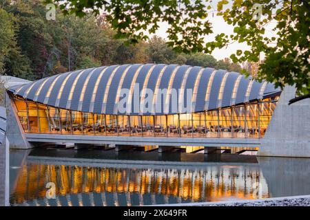 Arkansas, OCT 21 2023 - vue crépusculaire du Crystal Bridges Museum of American Art Banque D'Images