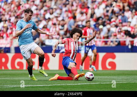 Madrid, Espagne. 12 mai 2024. (G-d) Jorgen Strand Larsen (Celta), Axel Witsel (Atletico) Football/Football : Espagnol 'LaLiga EA Sports' match entre le Club Atletico de Madrid 1-0 RC Celta de Vigo à l'Estadio Civitas Metropolitano de Madrid, Espagne . Crédit : Mutsu Kawamori/AFLO/Alamy Live News Banque D'Images