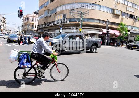 La jonction animée de la rue Herzel et de la rue Derech Jaffa dans le sud de tel-Aviv, Israël. Banque D'Images