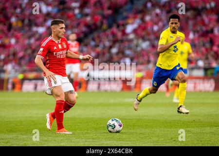 Lisbonne, Portugal. 12 mai 2024. Benjamin Rollheiser (G) du SL Benfica et Weverson Moreira (d) du FC Arouca vus en action lors du match de football Liga Portugal Betclic entre le SL Benfica et le FC Arouca au stade Estadio da Luz. (Score final : SL Benfica 5 - 0 FC Arouca) crédit : SOPA images Limited/Alamy Live News Banque D'Images