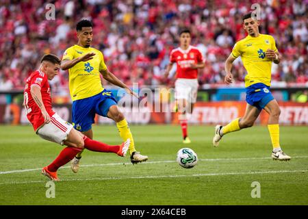 Lisbonne, Portugal. 12 mai 2024. Benjamin Rollheiser (G) de SL Benfica, Weverson Moreira (C) de FC Arouca et Francisco Montero (d) de FC Arouca vus en action lors du match de football Liga Portugal Betclic entre SL Benfica et FC Arouca au stade Estadio da Luz. (Score final : SL Benfica 5 - 0 FC Arouca) crédit : SOPA images Limited/Alamy Live News Banque D'Images