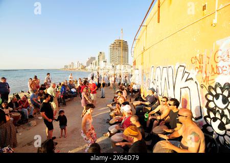 Avril 2011 - plage du Dolphinarium, tel-Aviv, Israël. Séance de tambours du vendredi après-midi pendant le coucher du soleil sur la mer Méditerranée. Banque D'Images