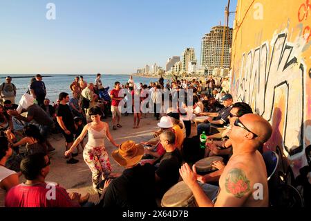 Avril 2011 - plage du Dolphinarium, tel-Aviv, Israël. Séance de tambours du vendredi après-midi pendant le coucher du soleil sur la mer Méditerranée. Banque D'Images