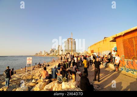 Avril 2011 - plage du Dolphinarium, tel-Aviv, Israël. Séance de tambours du vendredi après-midi pendant le coucher du soleil sur la mer Méditerranée. Banque D'Images