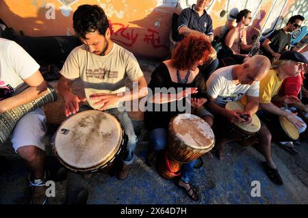 Avril 2011 - plage du Dolphinarium, tel-Aviv, Israël. Séance de tambours du vendredi après-midi pendant le coucher du soleil sur la mer Méditerranée. Banque D'Images