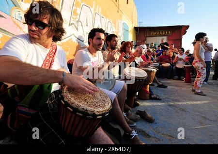 Avril 2011 - plage du Dolphinarium, tel-Aviv, Israël. Séance de tambours du vendredi après-midi pendant le coucher du soleil sur la mer Méditerranée. Banque D'Images