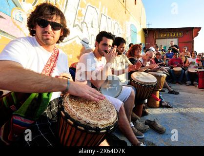 Avril 2011 - plage du Dolphinarium, tel-Aviv, Israël. Séance de tambours du vendredi après-midi pendant le coucher du soleil sur la mer Méditerranée. Banque D'Images